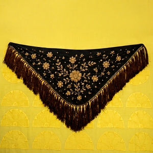 Châle triangulaire noir et or brodé de fleurs pour femme avec franges perlées, idéal pour les mariages et soirées, écharpe de soirée, étole - Product Image 1