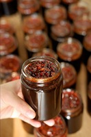 Crème aux herbes chinoises de la marque Jiuxi, à base de gingembre, armoise, lys, dattes rouges, aubépine, mûre, écorce de mandarine, réglisse et Poria, 280ml