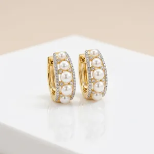 Boucles d'oreilles créoles classiques en laiton imitation perle pour femme, plaqué rhodium, bijoux de créateur tendance, vente en gros - Product Image 2