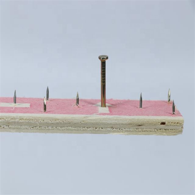 Ковровая накладка с бетонными гвоздями