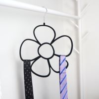 Cintres en velours noir d'approvisionnement d'usine forme de fleur peu encombrante 5 trous ronds ceinture de cravate écharpe cintres