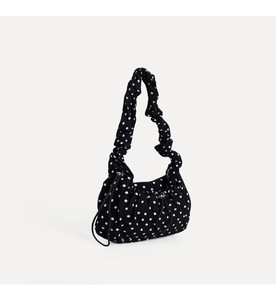 Bolso plisado de nailon con estampado de lunares, ligero y súper popular, en forma de nube, lindo y sencillo, para niñas, con cordón ajustable. - Product Image 2
