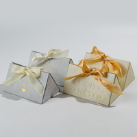 Benutzer definierte Logo-förmige Geschenk boxen High-End-Pyramide mit laser gravierten Mustern und Bändern für Feiern Matt Laminierung