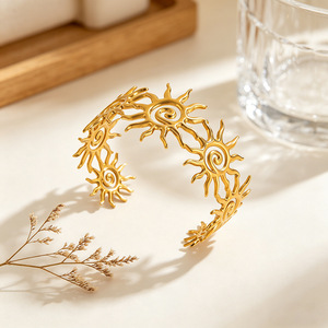 Brazalete Abierto con Diseño de Sol, Dorado, Unisex, a la Moda - Product Image 4