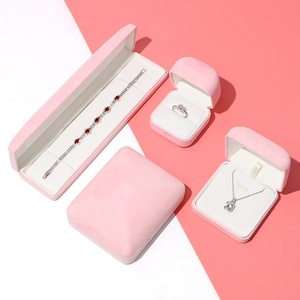 Caja de Joyería Ecológica de Microfibra Neutral Personalizada para Anillos, Aretes y Collares, Estructura de Hierro, Caja Roja de Terciopelo para Joyería de Oro - Product Image 1