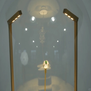 Le cabinet <span class=keywords><strong>d</strong></span>'exposition de bijoux rotatif pour attirer l'attention dans les centres commerciaux présente des bijoux sous tous les angles - Product Image 4