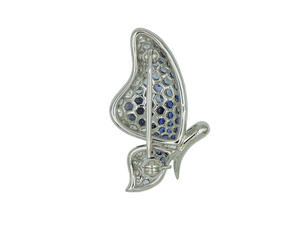 เข็มกลัดรูปผีเสื้อแบบอสมมาตรทองคำขาว 18K ประดับด้วยไพลินสีน้ำเงินไล่เฉดและเพชรแบบฝังฝังอย่างสวยงาม ดูดีเหมือนงานศิลปะ - Product Image 2