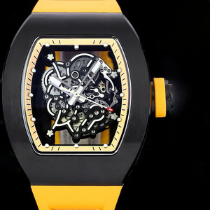 L'orologio di colore giallo presenta un design scheletrato e un vero tourbillon, rendendo IT un orologio meccanico da uomo di lusso - Product Image 3