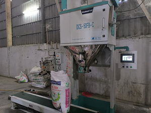 Ensacheuse semi-automatique compacte pour céréales 5-25 kg avec contrôle PLC, fonction <span class=keywords><strong>de</strong></span> remplissage, en acier inoxydable DCS-50FB-C pour l'emballage du riz - Product Image 3