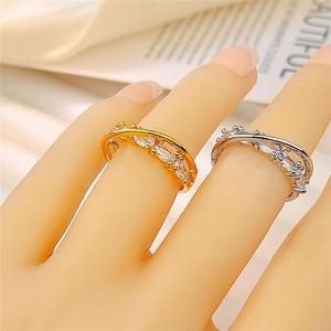 Anello a forma di croce, gioiello da donna alla moda per l'uso quotidiano - Product Image 2