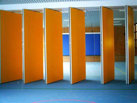 Salle modulaire acoustique mobile moderne en aluminium, pliable, coulissante, ignifuge et insonorisée pour usage commercial, scolaire ou sportif