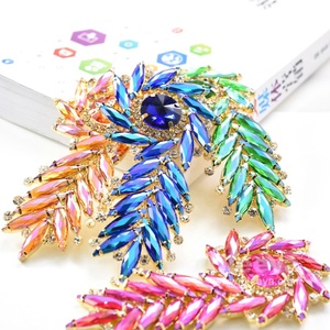 Applique de corsage pour col de robe en strass à dos plat en verre, ornée de pierres de cristal brillantes perlées et d'un bouton argenté, avec base dorée pour vêtements - Product Image 4
