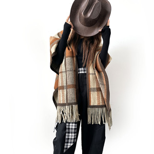 Poncho à carreaux français en gros avec franges et pompons, manteau cape, châle enveloppant pour femme, vêtement d'extérieur automne-hiver - Product Image 2