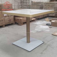 Ensemble de meubles modernes minimalistes commerciaux avec table à plateau en marbre carré et pieds en métal pour restaurant, bistrot, café, hôtel