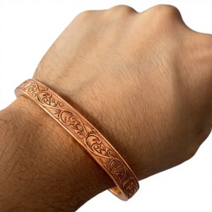 Bracelet ouvert en cuivre forgé élégant à motif floral, bijou en métal tendance au design exquis - Product Image 1