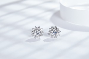 Pendientes de Plata Pura con Diseño de Flor para Mujer, Joyería de Rodio y Silicio, Accesorios de Moda, Venta al por Mayor - Product Image 4