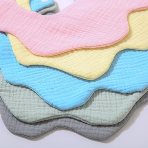 Bavoirs pour bébé triangulaires à <span class=keywords><strong>double</strong></span> couche froissés avec fermeture à bouton, antibactériens, écologiques, en élasthanne/polyester, lavables - Product Image 3