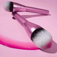 Pinceau à blush Real Technique avec manche en aluminium, poils synthétiques denses, pour blush liquide ou crème, cruelty-free