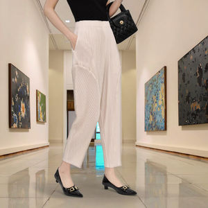 Fornitura diretta in fabbrica nuova moda 2025 estiva tinta unita plissettata Casual pantaloni da donna elasticizzati copri vita pantaloni verticali per fianchi - Product Image 1