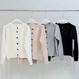 <span class=keywords><strong>Cardigan</strong></span> en tricot élégant et personnalisé pour <span class=keywords><strong>femme</strong></span>, couleur unie, col en V, boutonné, manches longues, doux et ample, style pull-manteau - Product Image 2