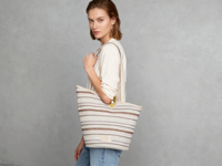 Sac à bandoulière en crochet personnalisé à rayures, style national, avec fermoir à loquet, deux sangles, design portable, doublure en polyester pour femme, garde sa forme parfaite