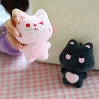 Porte-clés en peluche chat magnétique Porte-clés chaton moelleux mignon Accessoire en peluche douce pour sacs Cadeaux Logo OEM Acceptable