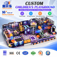 Structure d'escalade personnalisable et stimulante sur le thème cyberpunk à plusieurs niveaux, pour aire de jeux intérieure pour enfants en centre commercial