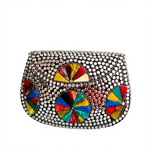 Pochette de luxe en nacre naturelle avec chaîne métallique amovible et finition artisanale élégante - Product Image 1