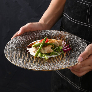 <span class=keywords><strong>Assiette</strong></span> <span class=keywords><strong>de</strong></span> service en céramique texturée avec accent doré, design bicolore pour la restauration fine et la présentation en restaurant - Product Image 2