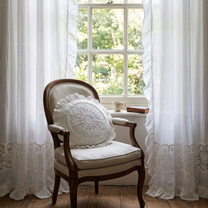 Housse de coussin ronde en lin blanc avec motif floral brodé du Vietnam, bordure à volants, amovible et lavable, vente en gros - Product Image 3