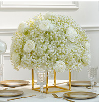 Bouquet de fleurs élégant en gypsophile et roses blanches, centre de table réaliste pour une décoration de table de mariage romantique