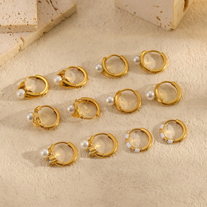 Pendientes Huggie de Oro de 18k y Acero Inoxidable con Incrustaciones de Perlas, Anillo Circular Geométrico, Joyería para Mujer de Uso Diario - Product Image 1