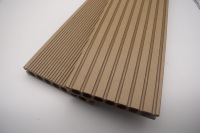 Carreaux de terrasse modernes en bois 3D gaufré à grain de bois Platelage en teck composite imperméable pour plancher en bois d'intérieur et d'extérieur Parquet en bois