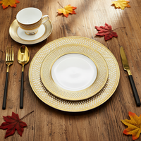 Service de table 98 pièces en porcelaine fine dorée gaufrée pour 12 personnes, comprenant assiettes plates, assiettes à soupe, bols à salade et tasses à café/thé, pour la maison