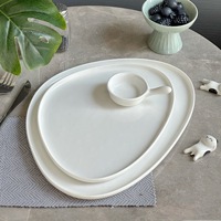 Assiettes de présentation en céramique émaillée blanche, forme irrégulière, écologiques, avec incrustations dorées, pour desserts et steaks, idéales pour mariages