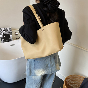 2025 nouveaux sacs fourre-tout compacts de haute qualité pour femmes nouvelle tendance sac à bandoulière en cuir Pu de haute qualité - Product Image 2