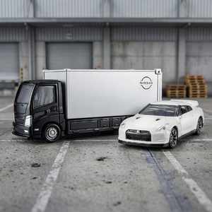 Tomica Premium Transporter Nissan GT-R 1:64, Modelo de Auto de Juguete Fundido a Presión para Niños de 8 a 13 Años - Product Image 3