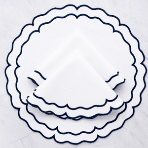 Napperons ronds en coton et lin brodés à bord festonné avec contour incurvé pour la restauration événementielle et les distributeurs d'hôtellerie - Product Image 1