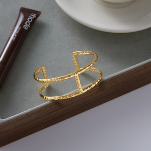 Bracelet ouvert double couche plaqué or 18 carats, design géométrique martelé, bijoux unisexe - Product Image 4