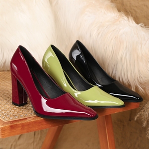 Vente en gros d'usine : Escarpins élégants pour femmes en <span class=keywords><strong>cuir</strong></span> verni à bout pointu et <span class=keywords><strong>talon</strong></span> carré, à décolleté peu profond, pour occasions formelles - Product Image 2