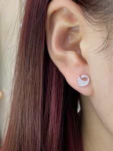 Boucles d'oreilles clous pour femme Xinfly en or 18 carats, diamant naturel rond taillé en forme de cygne 0,22 carat, collection Oiseaux - Product Image 4