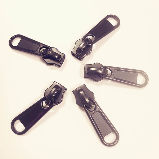 Premium in Stock 5# Zipper Puller Reversible Black Electrophoretic Zinc Alloy Metal Zipper Head with Detachable Zipper Cord