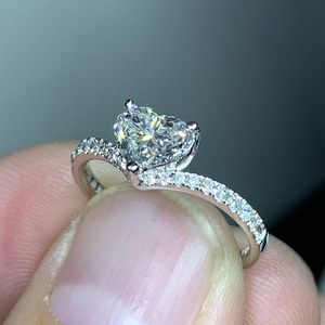 Anello di fidanzamento da donna F718 in oro bianco con diamante taglio a cuore e pietre laterali colore D - Product Image 2