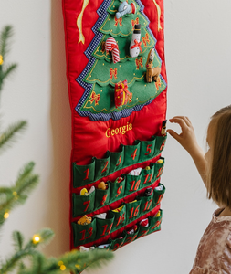 Nuovo Calendario dell'Avvento per Bambini Personalizzato Rosso con Albero Verde, Tasche Morbide, Numeri Ricamati, Giocattolo Semplice - Product Image 3