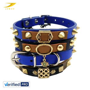 Collier pour chien en cuir PU vintage gothique à rivets et clous, avec pendentif ornemental en métal rétro, style <span class=keywords><strong>punk</strong></span>, vente en gros - Product Image 1