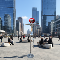 Sculpture humaine abstraite moderne en acier inoxydable poli miroir OEM/ODM, boule rouge, grande décoration artistique métallique d'extérieur personnalisée