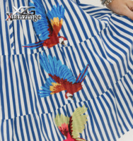 Robe de vacances bohème personnalisée avec poches, imprimé brodé de perroquet à sequins, robe chemise sans manches à nouer à la taille