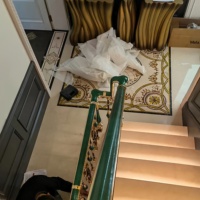 Colonne d'escalier monobloc en cuivre et aluminium, style luxe léger, avec main courante et garde-corps, fixation au sol, design moderne et minimaliste