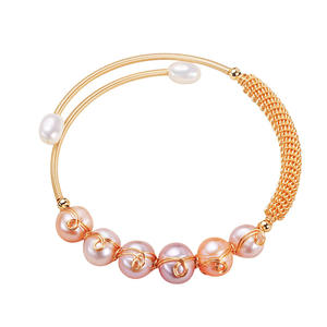 Nouveaux bracelets et joncs de luxe haut de gamme en forme de torsades de pâte frite enveloppées de perles de Zhuji, accessoire de mode, vente en gros - Product Image 5