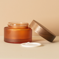 Emballage cosmétique de luxe haut de gamme avec logo personnalisé, bocaux en verre ambré à large ouverture, anti-fuite, avec couvercles en bambou certifiés CE, finition mate.